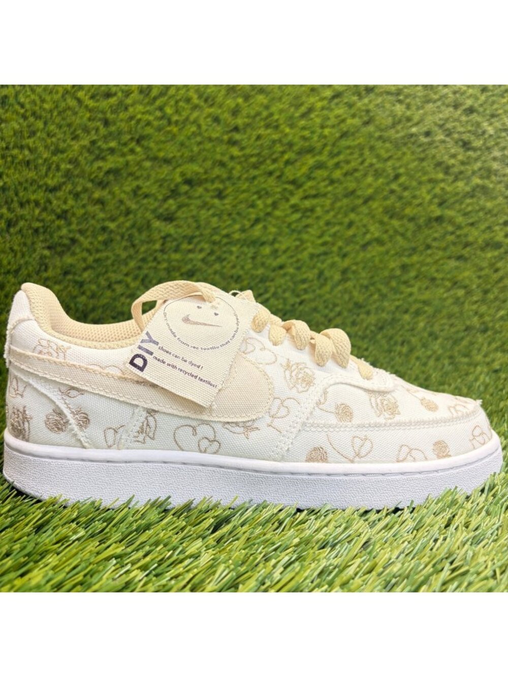 Nike Court Vision Low Valentine's Day Women Size 7 White Athletic Shoes Sneakers